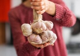 Dlaczego warto spać z czosnkiem pod poduszką lub 10 sposobów na niestandardowe użycie czosnku