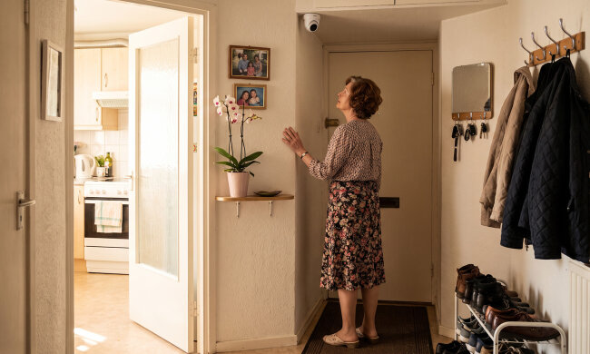 Syn zamontował mi w przedpokoju kamerę - "dla bezpieczeństwa, mamo, wszyscy tak teraz mają". W czwartek zadzwonił po dwudziestej trzeciej zapytać, kto u mnie był, bo "jakiś mężczyzna wychodził"