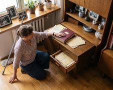 Co środę robię mamie zakupy i myję okna. Siostra przyjeżdża dwa razy w roku, na święta. Na ścianie w dużym pokoju mama ma czternaście zdjęć siostry i jej dzieci. Moje wnuki są w albumie, w szufladzie