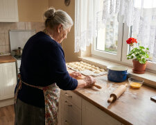 Wnuczka miała szesnaście lat i wstydziła się chodzić ze mną do galerii - mówiła, że za wolno idę. W maju poprosiła, żebym nauczyła ją robić pierogi na imprezę ze znajomymi. Lepiłyśmy do drugiej w nocy