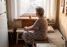 Mama u brata śpi na rozkładanym łóżku w kuchni - "tymczasowo, póki remont pokoju". W lipcu odwiedziłam ją pierwszy raz od zimy. Remont skończył się w marcu: w pokoju mamy stoi bieżnia. Łóżko w kuchni zostało