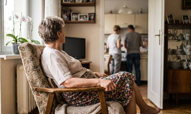 Po obiedzie przysnęłam w fotelu. Syn mówił do synowej półgłosem, że "mamie wystarczy kawalerka, różnicę weźmiemy na wkład, tylko trzeba jej to podać jako zalecenie lekarza - mniej schodów". Do lekarza jedziemy za tydzień. Wiezie mnie syn