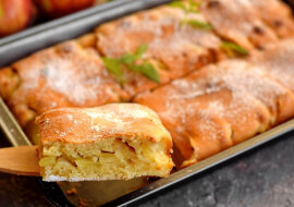 Zalewane ciasto jabłkowe: delikatne, puszyste i aromatyczne