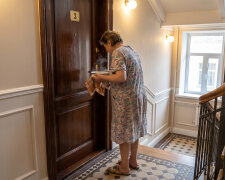 Od marca zostawiam zupę i chleb panu Stasiowi spod trzeciego, odkąd został sam. We wtorek nie otworzył - wezwałam pomoc, zdążyli. Wczoraj przyjechał jego syn z Anglii i wcisnął mi klucze: "niech pani trzyma, pani jest bliżej niż ja"