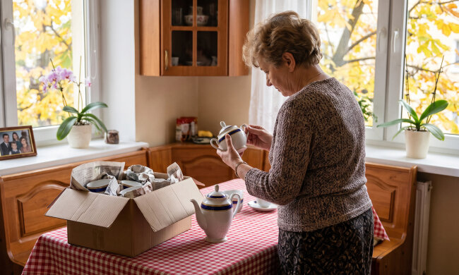 Córka zabrała ode mnie serwis z Ćmielowa po babci, "bo u ciebie stoi za szybą, a u nas będzie na co dzień". W październiku sąsiadka pokazała mi w telefonie ogłoszenie z OLX: "Ćmielów, lata 60., 24 elementy, cukiernica lekko obtłuczona"