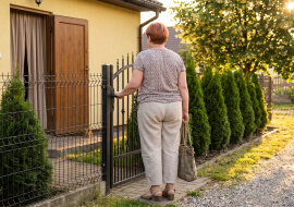 Siostra jak co roku zabrała mamę na lato "na świeże powietrze". W środę mama zadzwoniła do mnie szeptem: żebym przyjechała ją odebrać, bo siostra z mężem od tygodnia są w Chorwacji, a ona pilnuje im domu i karmi psa