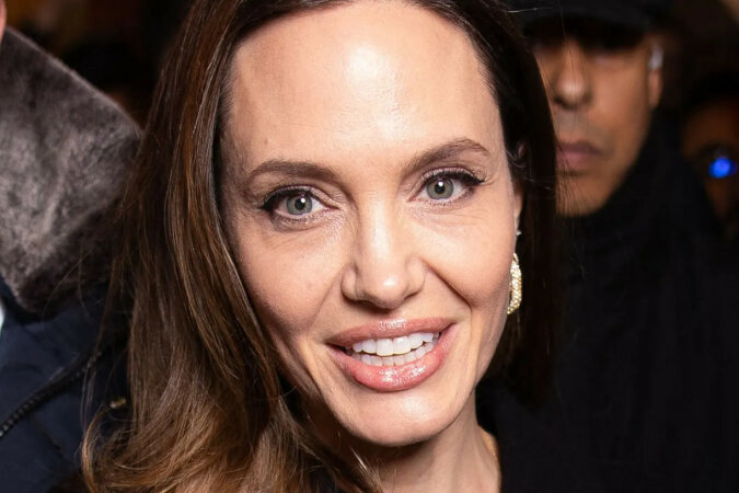 Wspaniała sukienka i olśniewający uśmiech: Angelina Jolie pojawiła się we Francji