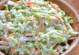 Surówka z kapusty pekińskiej. Zdrowa i smaczna surówka, idealna w sezonie przeziębieniowym