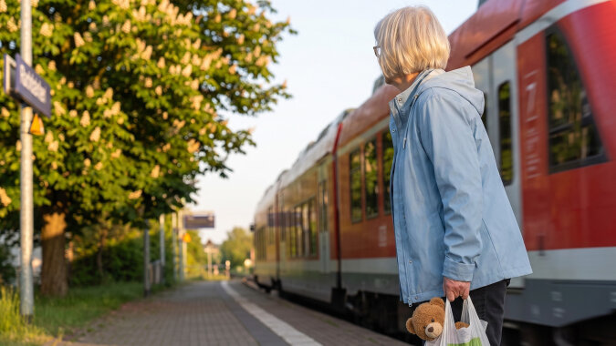 Syn wyjechał do Anglii dziesięć lat temu. Dzwonił raz na Wielkanoc, dwoma zdaniami. W styczniu zadzwonił w zwykły wtorek i powiedział, że wraca - chce, żebym poznała wnuka, zanim pójdzie do szkoły