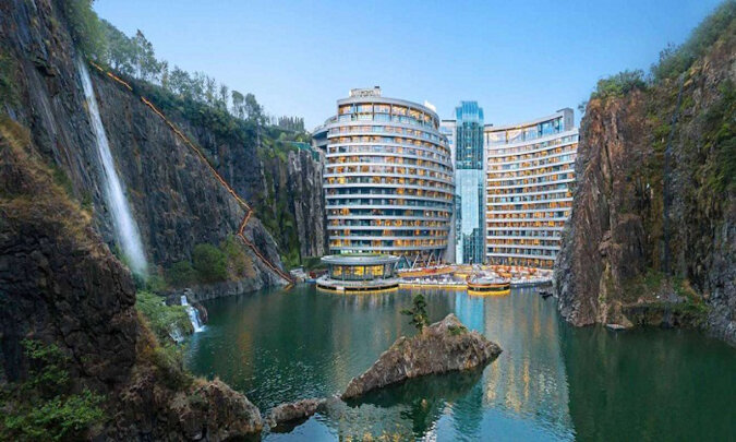 W Chinach otwarto wreszcie hotel w kamieniołomie, który znajduje się aż 90 metrów pod ziemią
