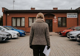 Mąż siostry zaproponował, że pomoże mi sprzedać działkę po rodzicach. Ale kwota, która trafiła na moje konto, była o połowę mniejsza niż ta z umowy