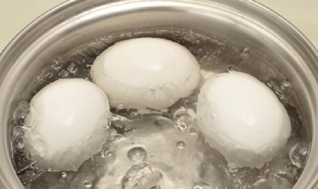 Trik szefów kuchni. Jak gotować jajka, by nie pękały i łatwo się obierały? Zawsze działa