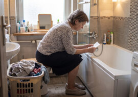 W praniu z kieszeni męża wypadł kwit od grawera: bransoletka złota, napis "Dla B.". Nie mam na imię na B. Włożyłam kwit z powrotem do kieszeni. Odbiór jest we wtorek