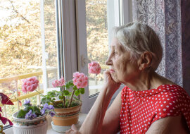 "Teraz mam 70 lat. Jestem sama jak palec. Jestem ciężarem dla własnej córki": Córka od 20 lat jest mężatką, więc woli nawet o mnie nie myśleć