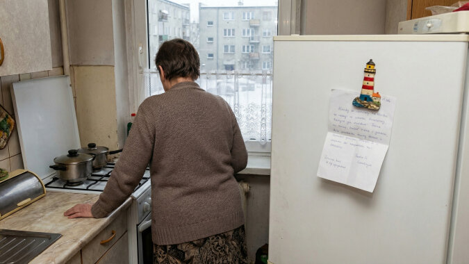 Przez czterdzieści lat robiłam wigilie na dwanaście osób - pierogi, barszcz, rybę, makowiec. W tym roku córka napisała, że "dla wygody" zamówiła catering i wszyscy zjadą się u niej