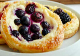 Tartinki z ciasta francuskiego z twarogiem i jagodami. Niezwykle pyszne i bardzo łatwe do przygotowania wypieki