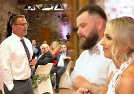 Tata wzruszająco złożył życzenia ślubne córce, która straciła słuch w wypadku. Wideo