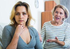 "Matka wyrzuciła mnie z domu, gdy miałam 18 lat, a teraz błaga mnie o pomoc": Myślę, że moja matka kochała mojego ojczyma bardziej niż mnie
