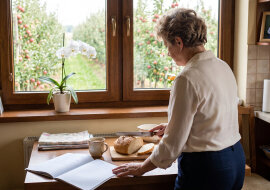 W sezonie zięć zabiera mnie do swojego sadu "na świeże powietrze, mamo, dobrze ci zrobi". Zbieram od siódmej do zmroku, przez cały wrzesień. Na grillu w październiku opowiadał kolegom, że "w tym roku zaoszczędził na jednym zbieraczu z agencji"