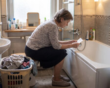 W praniu z kieszeni męża wypadł kwit od grawera: bransoletka złota, napis "Dla B.". Nie mam na imię na B. Włożyłam kwit z powrotem do kieszeni. Odbiór jest we wtorek
