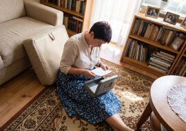 Tydzień przed śmiercią mama wsunęła mi do torebki mały kluczyk - "schowaj i nikomu". Nie zdążyłam zapytać, od czego jest. Od pogrzebu brat pytał już trzy razy, czy mama "czegoś mi nie dawała"