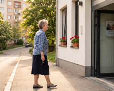 Wnuczka prowadziła mnie w sobotę za rękę z cukierni. Przy nowym budynku za kościołem pochwaliła się, że "tu będziesz mieszkać, jak będziesz jeszcze starsza - mama z wujkiem oglądali już pokoje"
