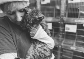 Nikt nawet nie chciał go dotknąć, a ona wzięła go w ramiona i dała jemu miłość