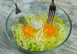 Kapusta i 2 jajka. Pyszny obiad z prostych składników
