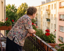 Oddałam córce pieniądze z polisy po mężu, żeby kupili większe mieszkanie - "będzie pokój dla ciebie, mamo". Wprowadzili się w czerwcu. Pokój jest: śpi w nim opiekunka do dziecka, a ja, kiedy zostaję na noc, rozkładam łóżko w kuchni