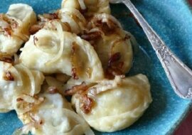 Bajecznie prosty przepis. Pierogi ruskie bez lepienia smakują wyśmienicie i przygotujesz je w kilka minut