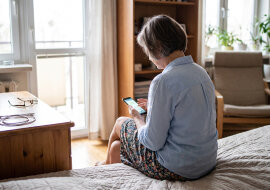 Mąż umarł w środę. W niedzielę jego telefon zawibrował na komodzie: "Czekałam w piątek dwie godziny. Mogłeś chociaż napisać". Kontakt był zapisany jedną literą: M.