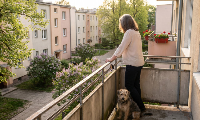 Mąż odszedł do młodszej, kiedy miałam pięćdziesiąt cztery lata. Zostawił mi kredyt i psa. Przez rok jadłam tylko zupki w proszku. Wczoraj dostałam klucze do kawalerki, którą kupiłam sama