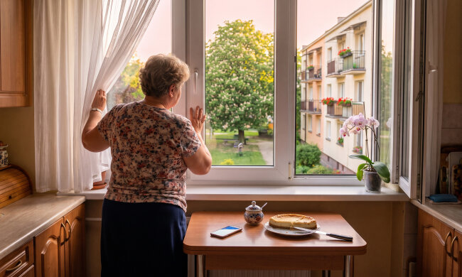 Mąż od wiosny co wieczór o dziewiątej wychodzi na balkon "zaczerpnąć powietrza" i zawsze zabiera telefon. W piątek akurat o tej porze telefon został na stole. Zawibrował o 21:00. Na ekranie: "Jesteś już na balkonie?"