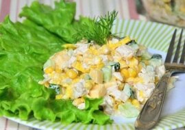 Sałatka z kurczakiem I ciastem naleśnikowym