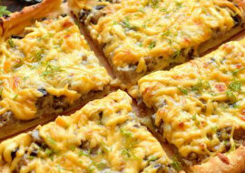 „Leniwe” ciasto z pieczarkami i serem