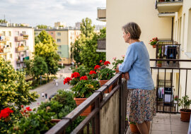 Po wujku Tolku brat powiedział, że spadek trzeba odrzucić - "same kredyty, załatwiałem to z prawnikiem". Na Wszystkich Świętych sąsiadka wujka zapytała, czy to prawda, że brat "tak szybko sprzedał dom, i ziemię, i las"