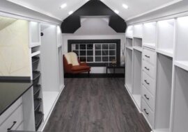 Mężczyzna przerobił stary strych na garderobę dla swojej żony