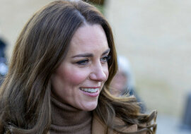 Kate Middleton i Prince William odwiedzili szpital w Lancashire i spotkali terapeutę-szczeniaka