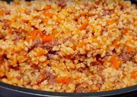 Gulasz z mięsem mielonym i kaszą bulgur - szybkie i łatwe danie do zrobienia