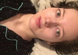 Dziewczyna leży nieruchomo i od 15 lat boi się poruszać