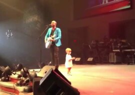 Maluch wszedł na scenę by przytulić się do tatusia. Zobacz co zrobił potem