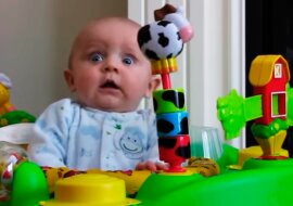 Małe dzieci często reagują zadziwiająco na obce dźwięki, ale ten dzieciak podbił cały internet swoją reakcją