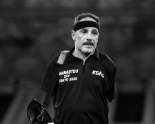 Tenisista bez rąk gra bosą stopą, aby podnieść piłkę palcami stóp