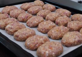 Sekrety kulinarne na zapiekanie kotletów w piekarniku. Niepowtarzalny smak i są bardziej soczyste