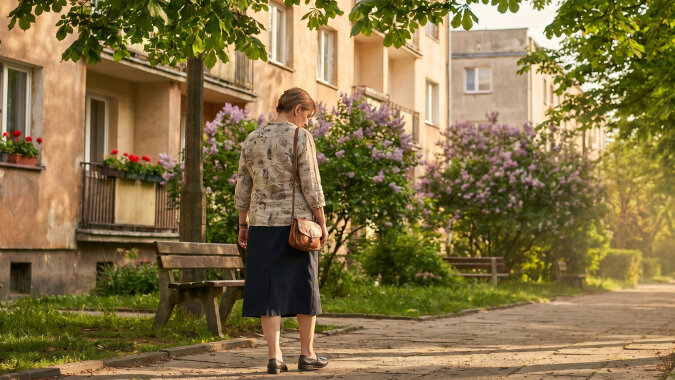 Zdradziłam męża raz, dwadzieścia lat temu. Nigdy nie powiedziałam. Mąż jest dobrym człowiekiem, kocha mnie, ja kocham jego. Ale czasem w nocy leżę i myślę, że całe nasze życie stoi na jednym kłamstwie