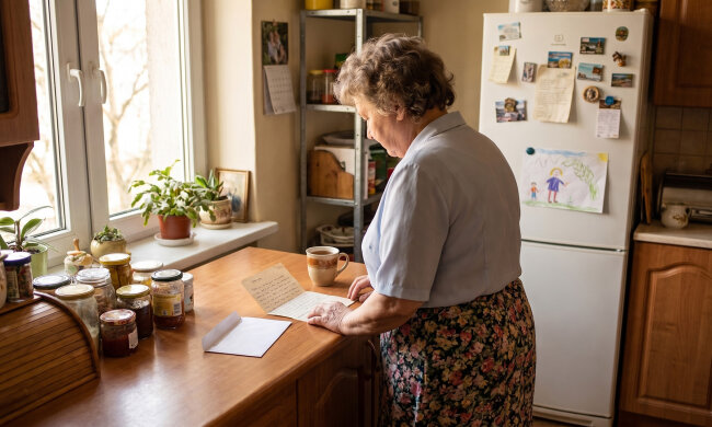 Wnuk poprosił o dziewięć tysięcy na kurs spawacza - "wszyscy jadą do Norwegii, babciu". Zgodziłam się jak w banku: spisaliśmy umowę, zwrot po trzeciej wypłacie. W rubryce "odsetki" wpisaliśmy słownie: pięćdziesiąt dwa niedzielne obiady u babci