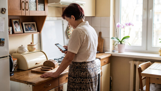 Mąż zmarł w lutym, miał sześćdziesiąt jeden lat. Jego telefon wciąż leżał w kuchni przy chlebaku. W kwietniu przyszedł SMS z przedszkola: "Zebranie grupy Motylki w czwartek o 16:15. Prosimy rodziców o obecność"