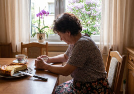 Brat zadzwonił do mnie z kieszeni - telefon wybrał sam. Przez trzy minuty słuchałam, jak tłumaczy żonie, że mamie "w jej stanie" dom już niepotrzebny, a ja podpiszę wszystko, jak zawsze podpisywałam