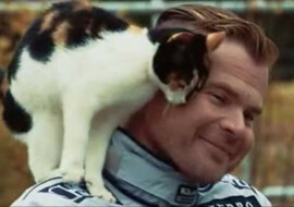 Przyjazna kotka pojawiła się w wywiadzie i stała się gwiazdą