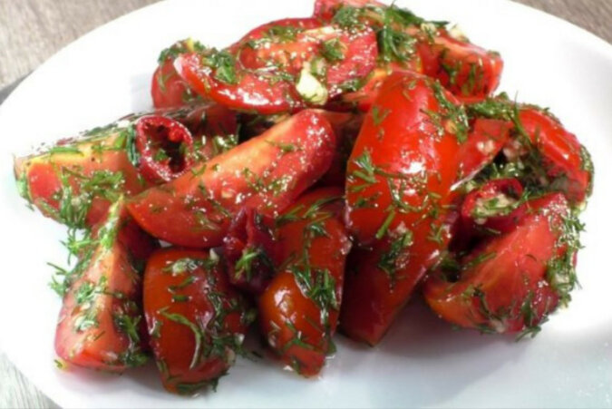 Aromatyczna pomidorowa przekąska z papryczką i czosnkiem. Pychota